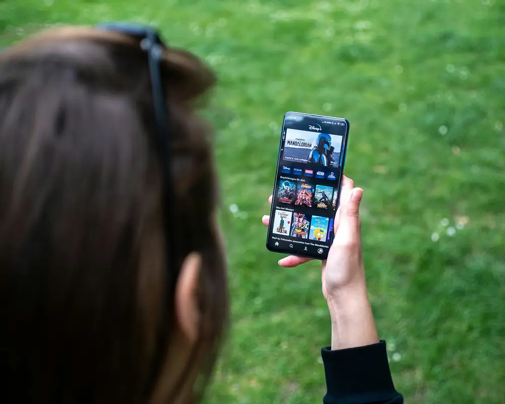 Vendeuse en live sur son téléphone